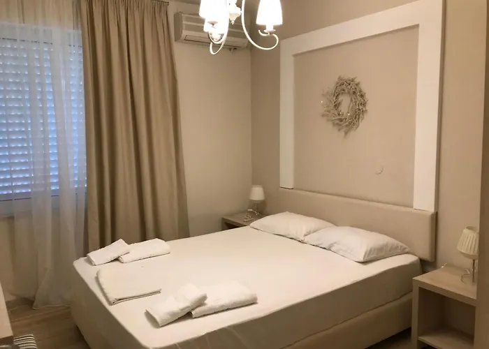 Leonidas Apartments And Suites